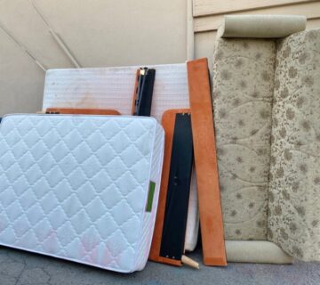 Senų baldų išvežimas